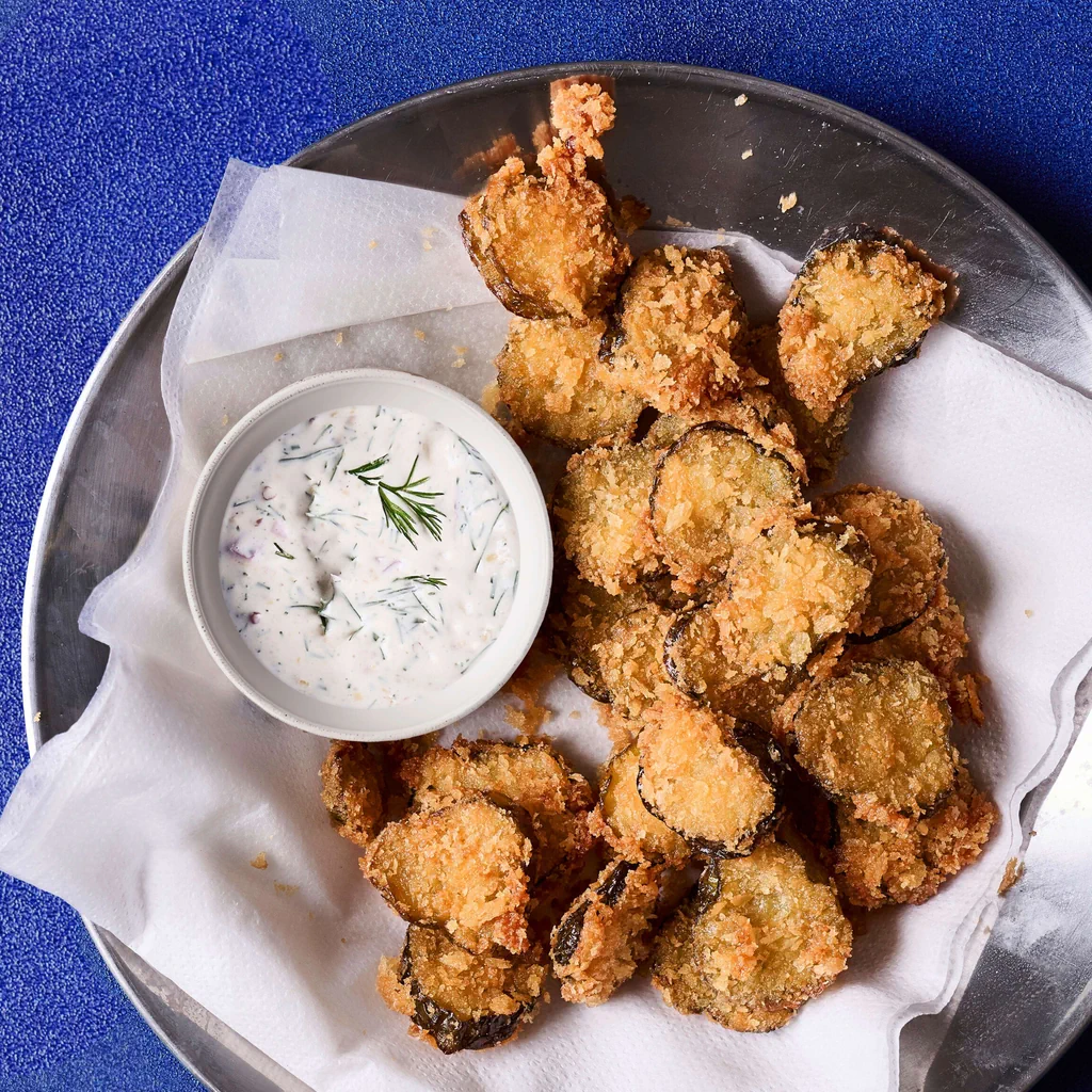 Pickles frits avec sauce à l'aneth