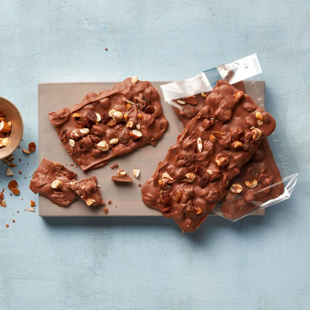 Cioccolato con nocciole e uva sultanina