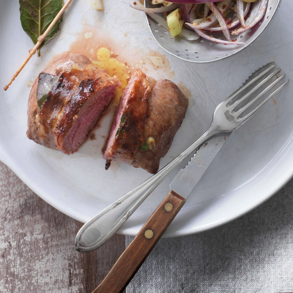 Gespickte Lammhuft vom Grill