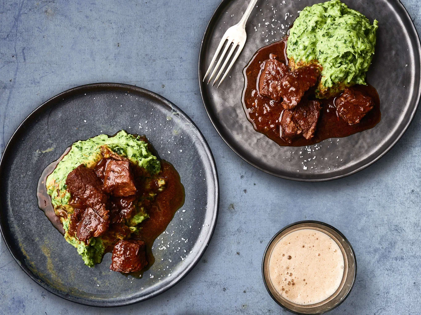 Ragoût de bœuf avec Guinness sur purée au chou kale