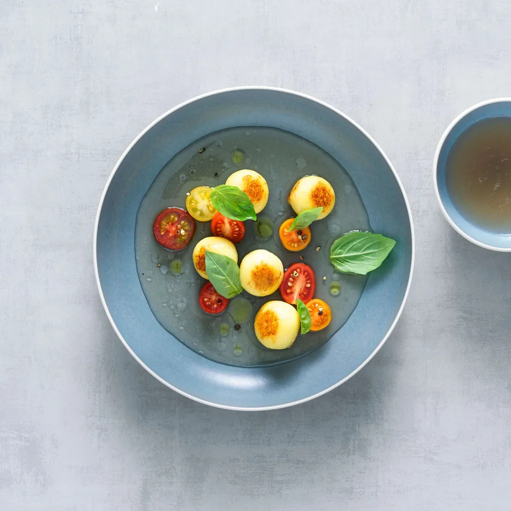Essence de tomates avec gnocchi farcis de mascarpone