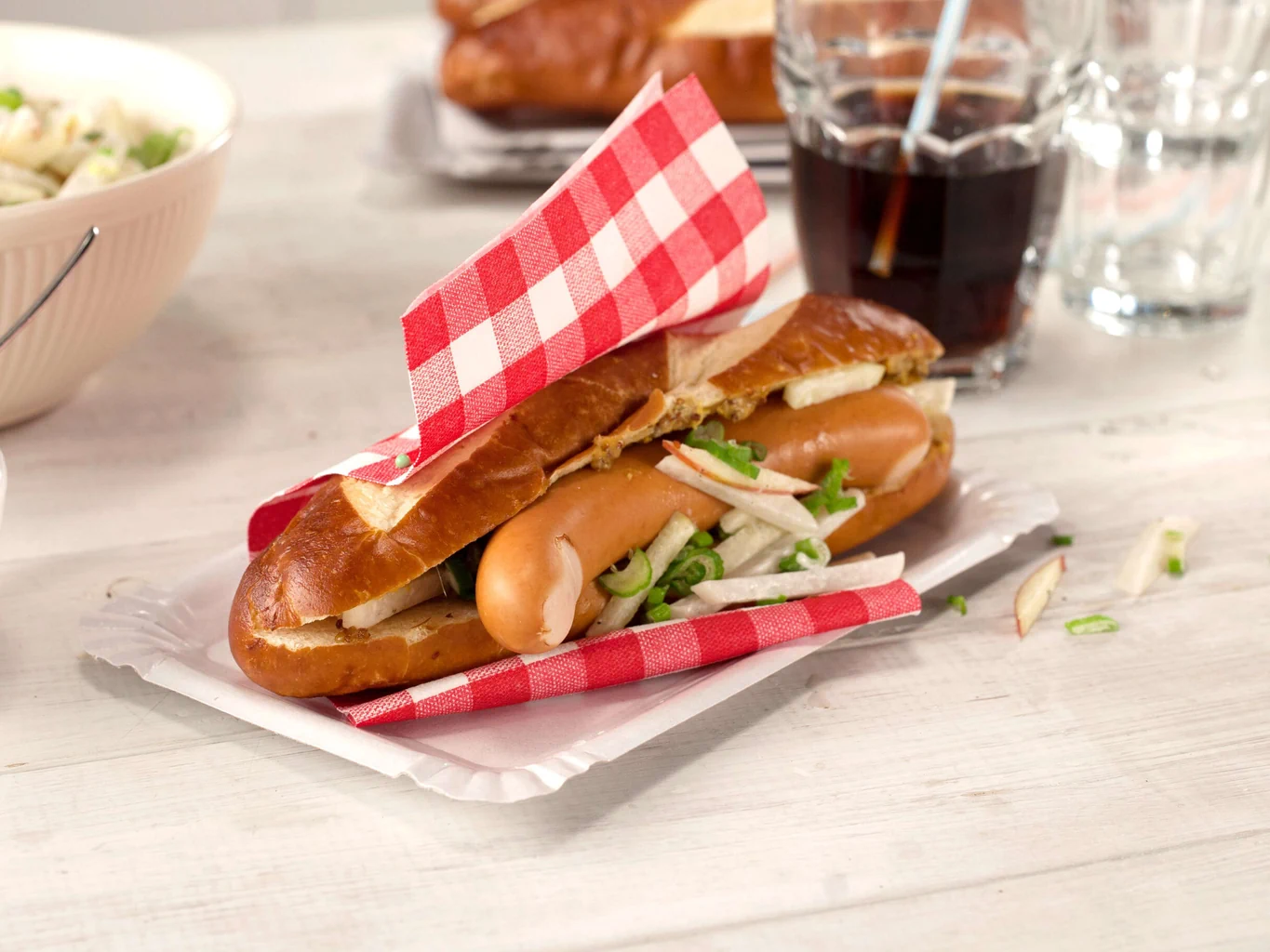 Hotdog mit Rettich-Coleslaw