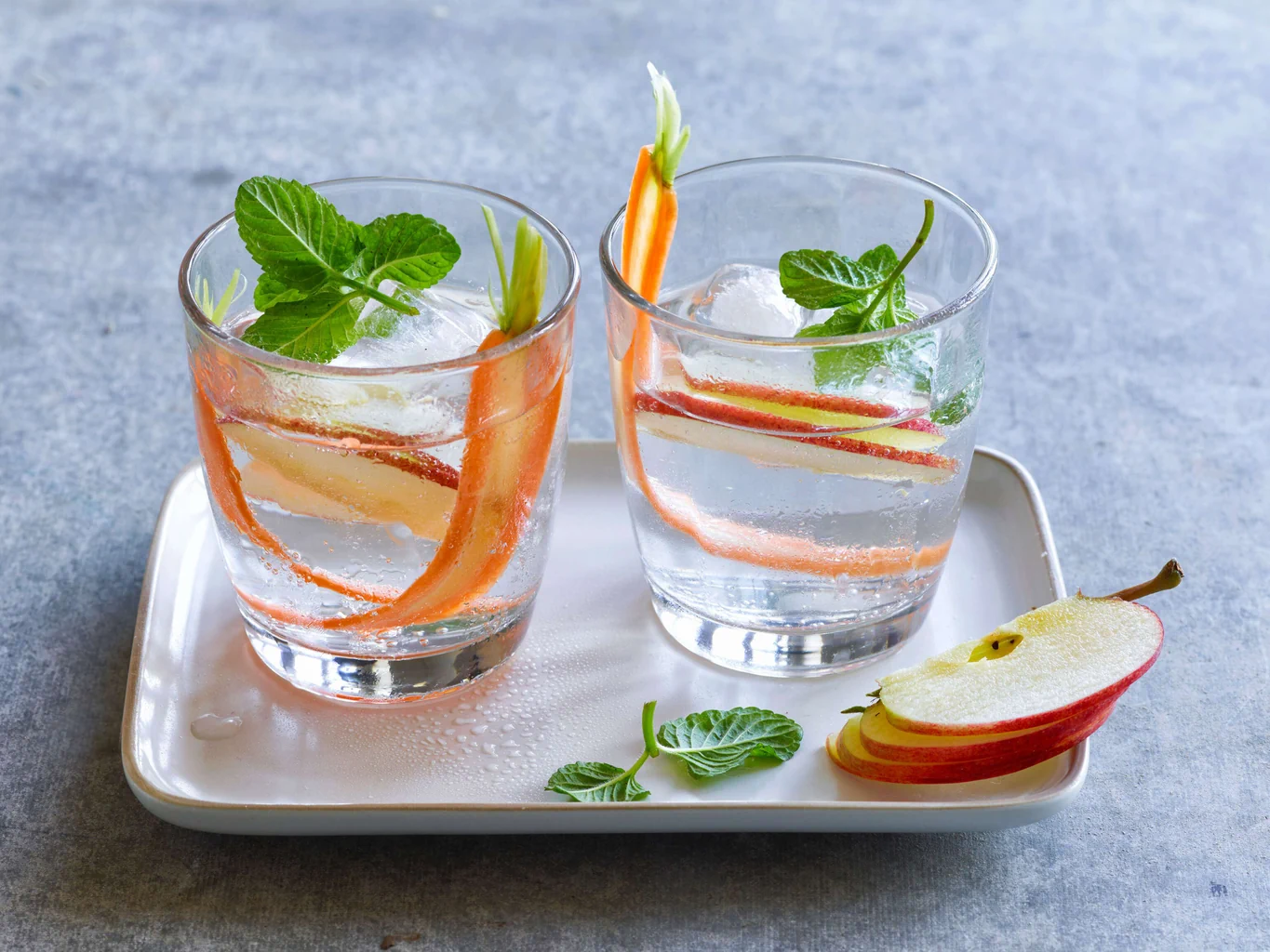 Karotten-Apfel-Minze-Wasser