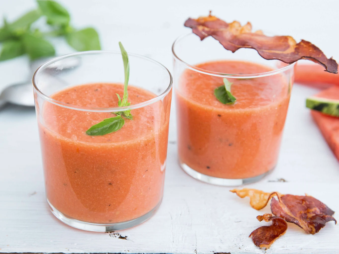 Gaspacho à la pastèque avec chips de jambon cru