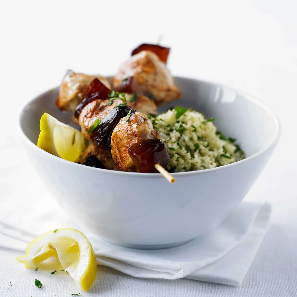Cuscus alle erbe con spiedini di pollo e datteri