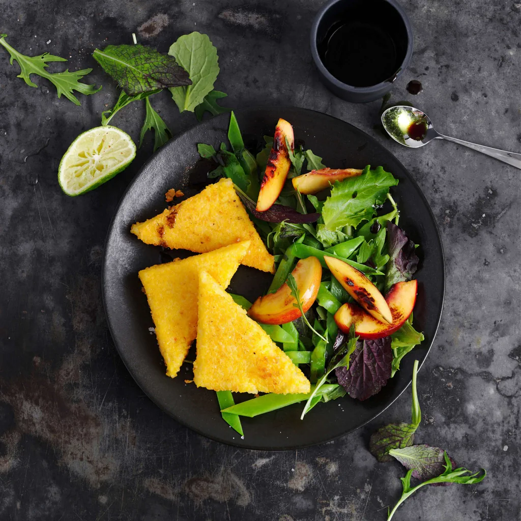 Polenta grillée sur salade de pois mange-tout et de pêche