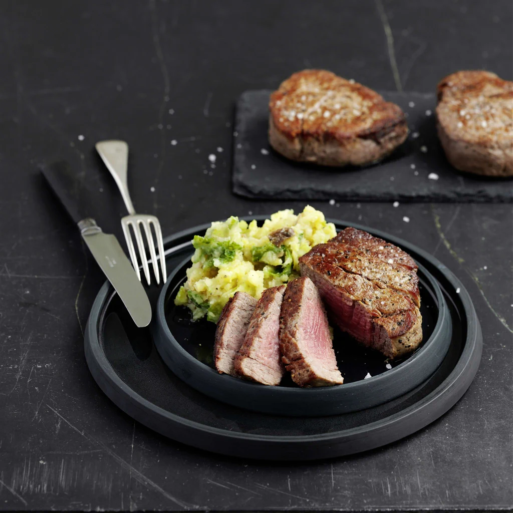 Médaillons de bœuf avec écrasée de pommes de terre et de chou frisé