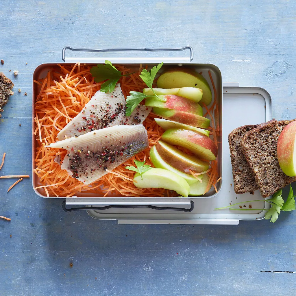 Karotten-Apfel-Salat mit Räucherforelle