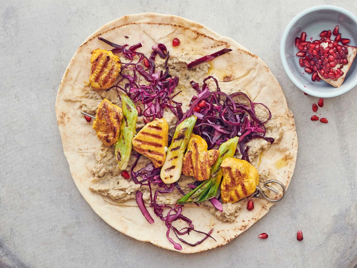Pane arabo con pollo, baba ganoush e insalata di cavolo rosso