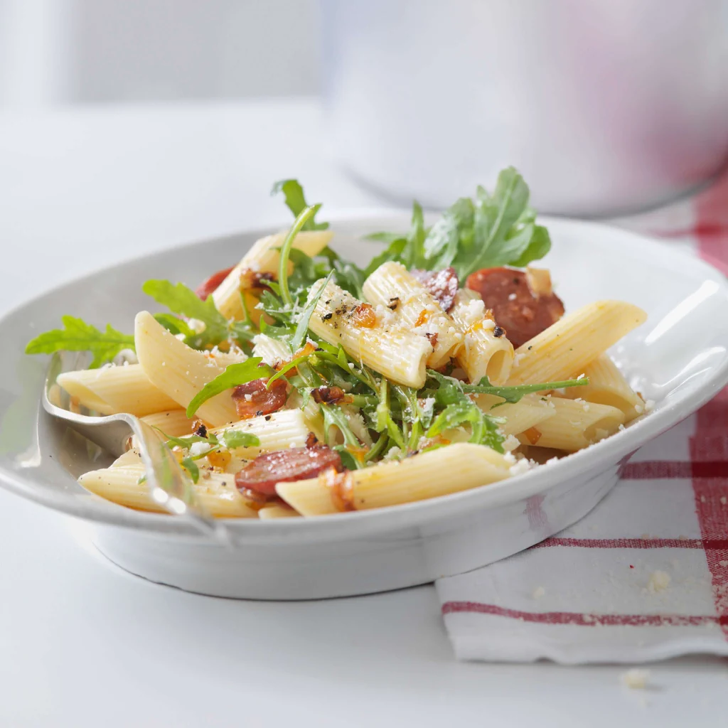 Penne mit Rucola, Knoblauch, Chorizo und Parmesan