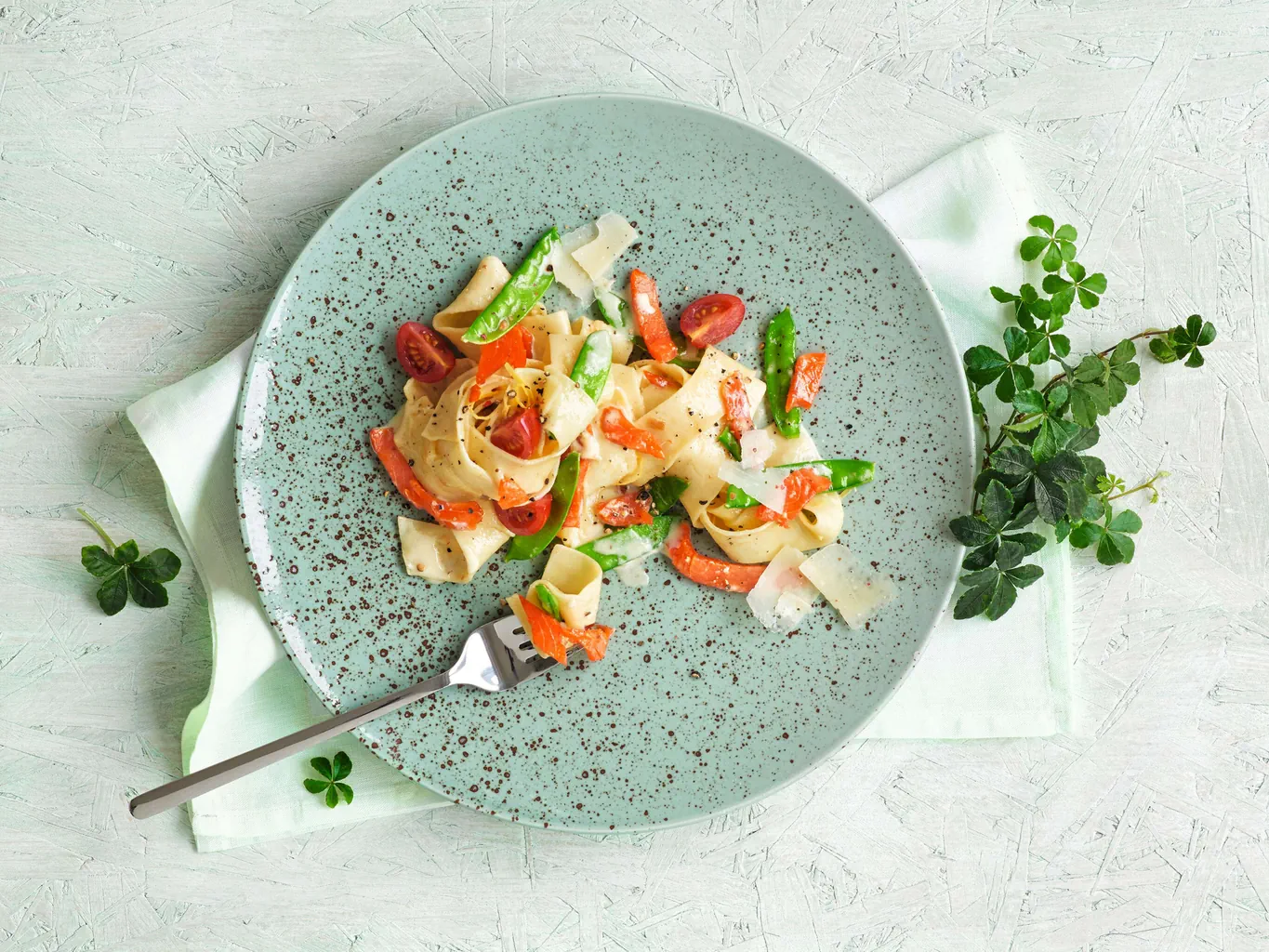Pappardelle con salmone selvatico e verdure