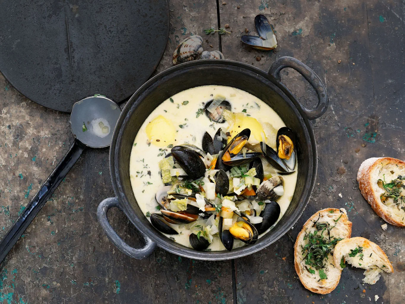Zuppa di cozze con pane tostato al gin