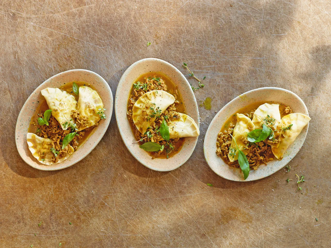Ravioli mit Pilzfüllung auf Hackfleisch