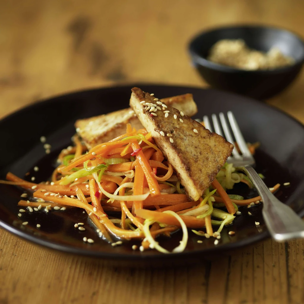 Tofu su letto di verdure in insalata