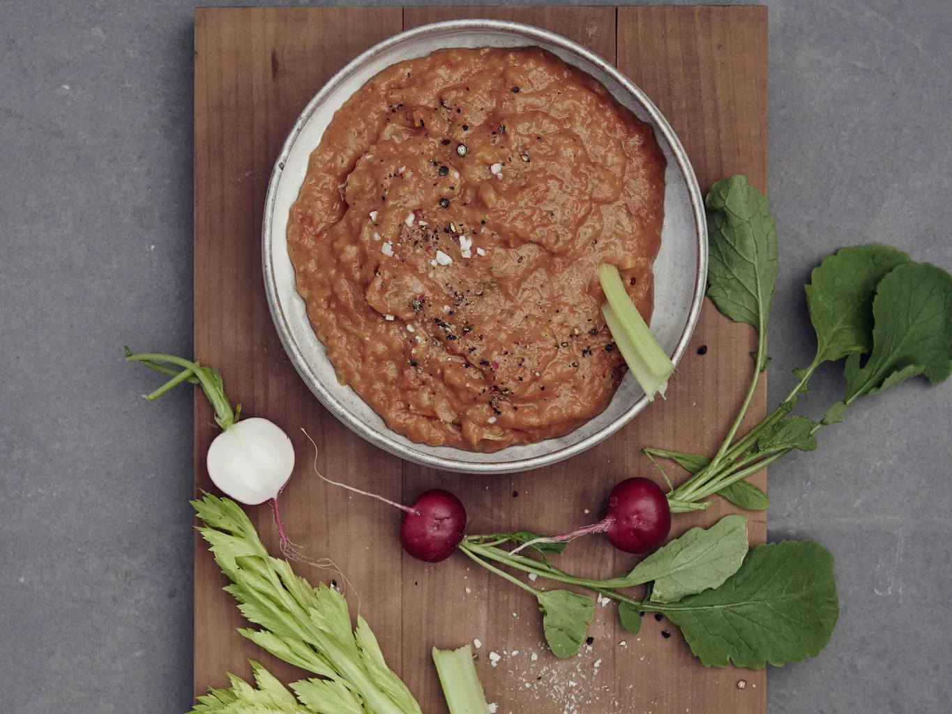 Tamarinden-Tomaten-Salsa mit Dip-Gemüse