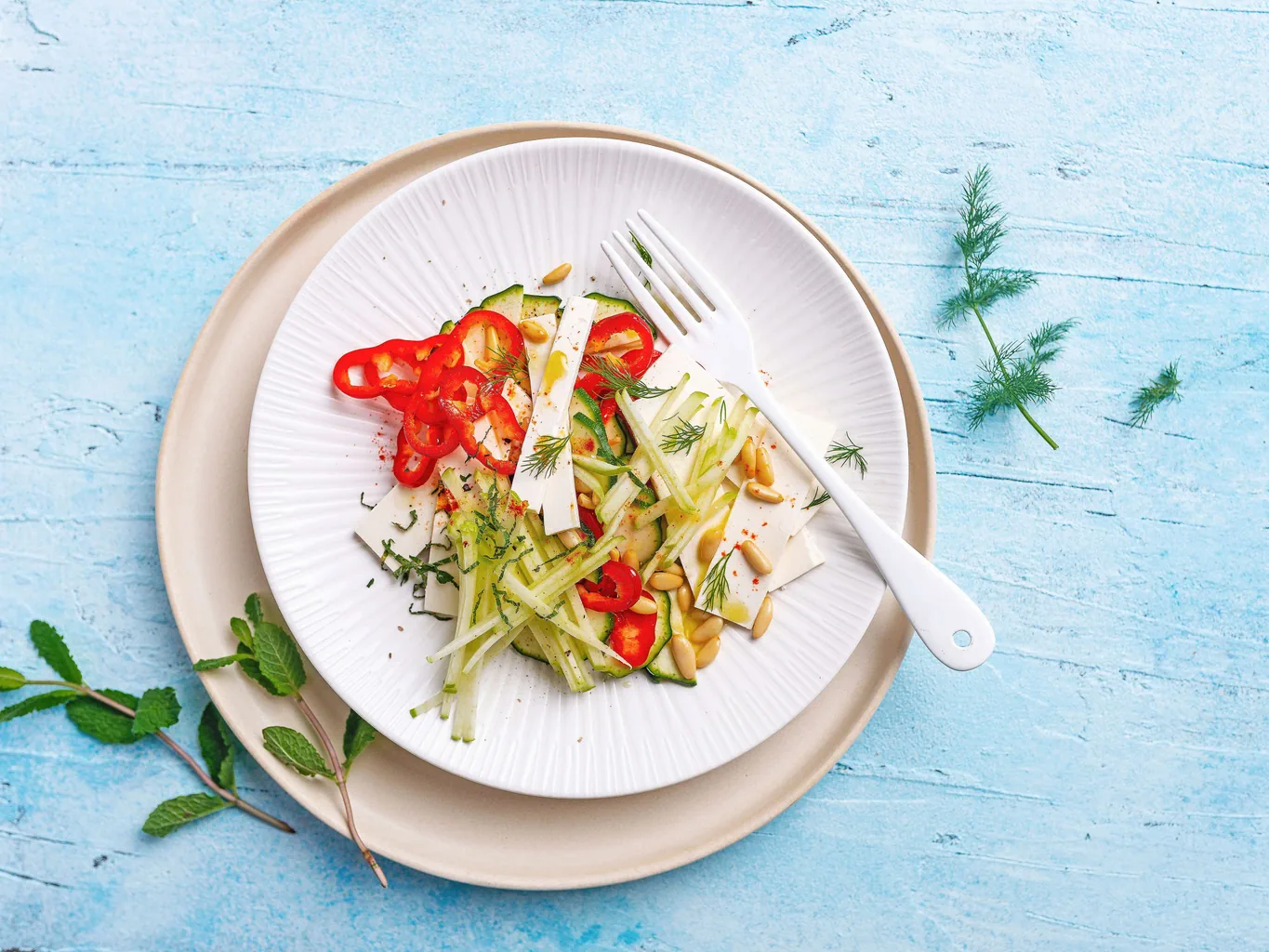 Gemüsesalat mit Apfel und Käse