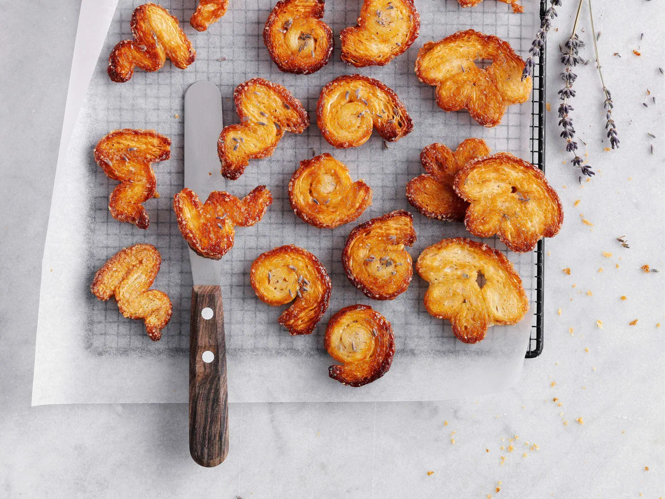 Biscotti di pasta sfoglia alla lavanda