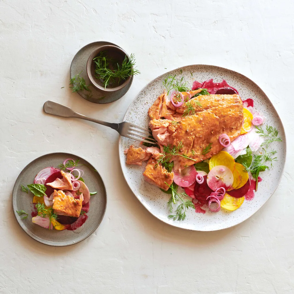 Saumon sur salade de betteraves crues aux pommes