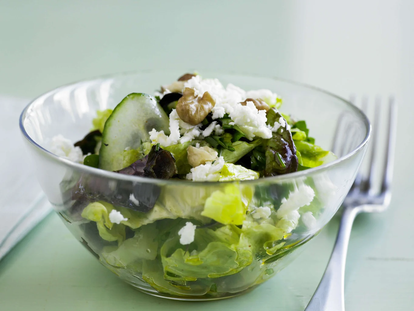 Salade verte aux herbes et à la feta