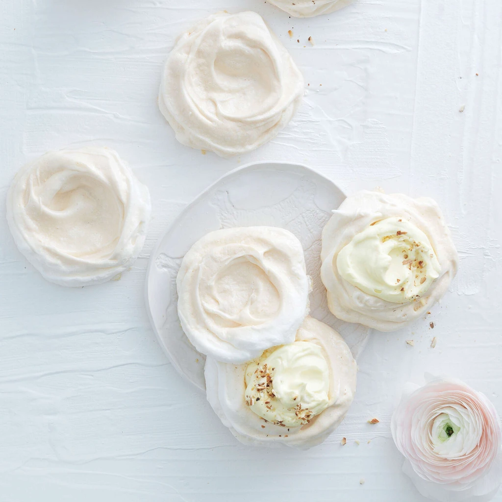 Nidi di meringa con panna al liquore all’uovo