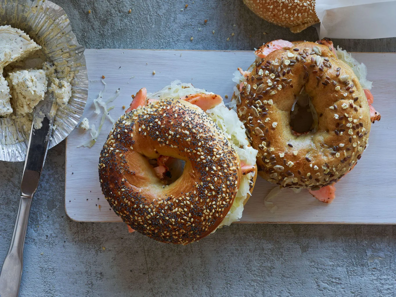 Sauerkraut-Bagel mit scharfem Lachs