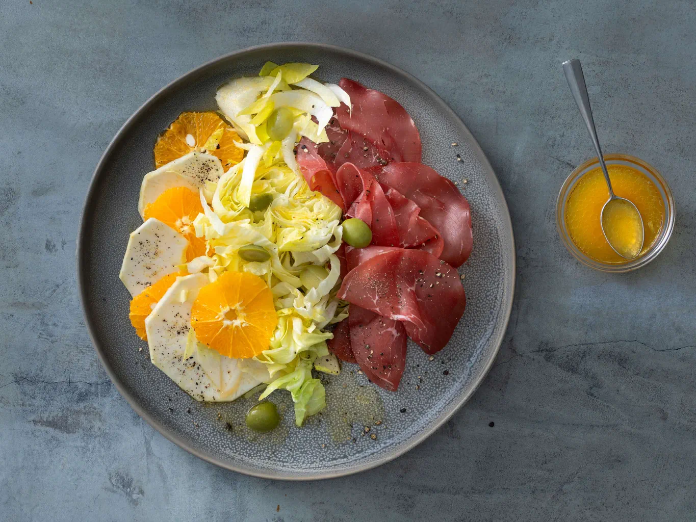 Salade d'hiver avec bresaola et orange