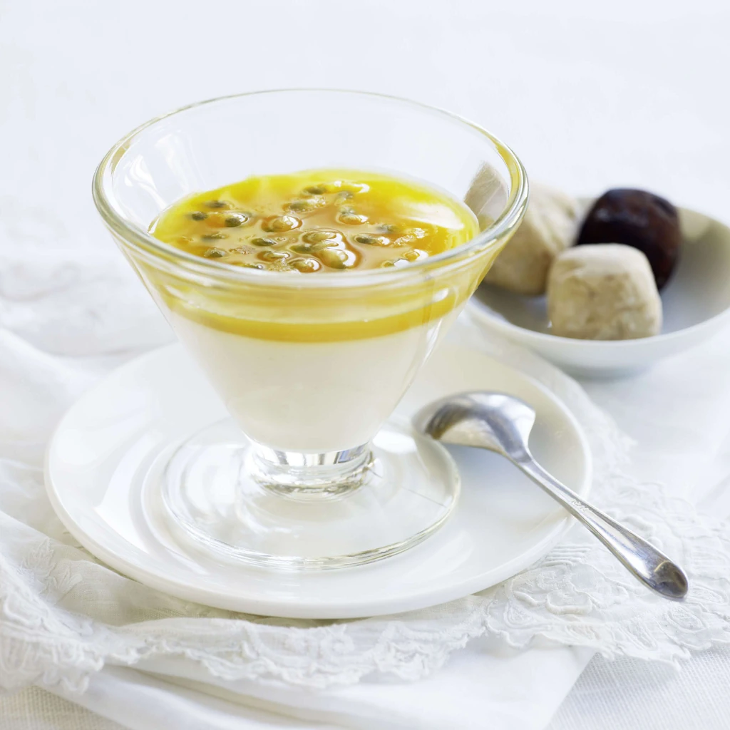 Panna cotta alle mele cotogne con salsa ai frutti della passione