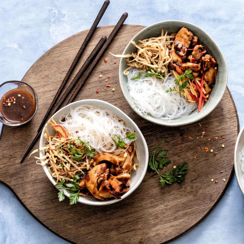 Vermicelli cinesi con pollo e germogli