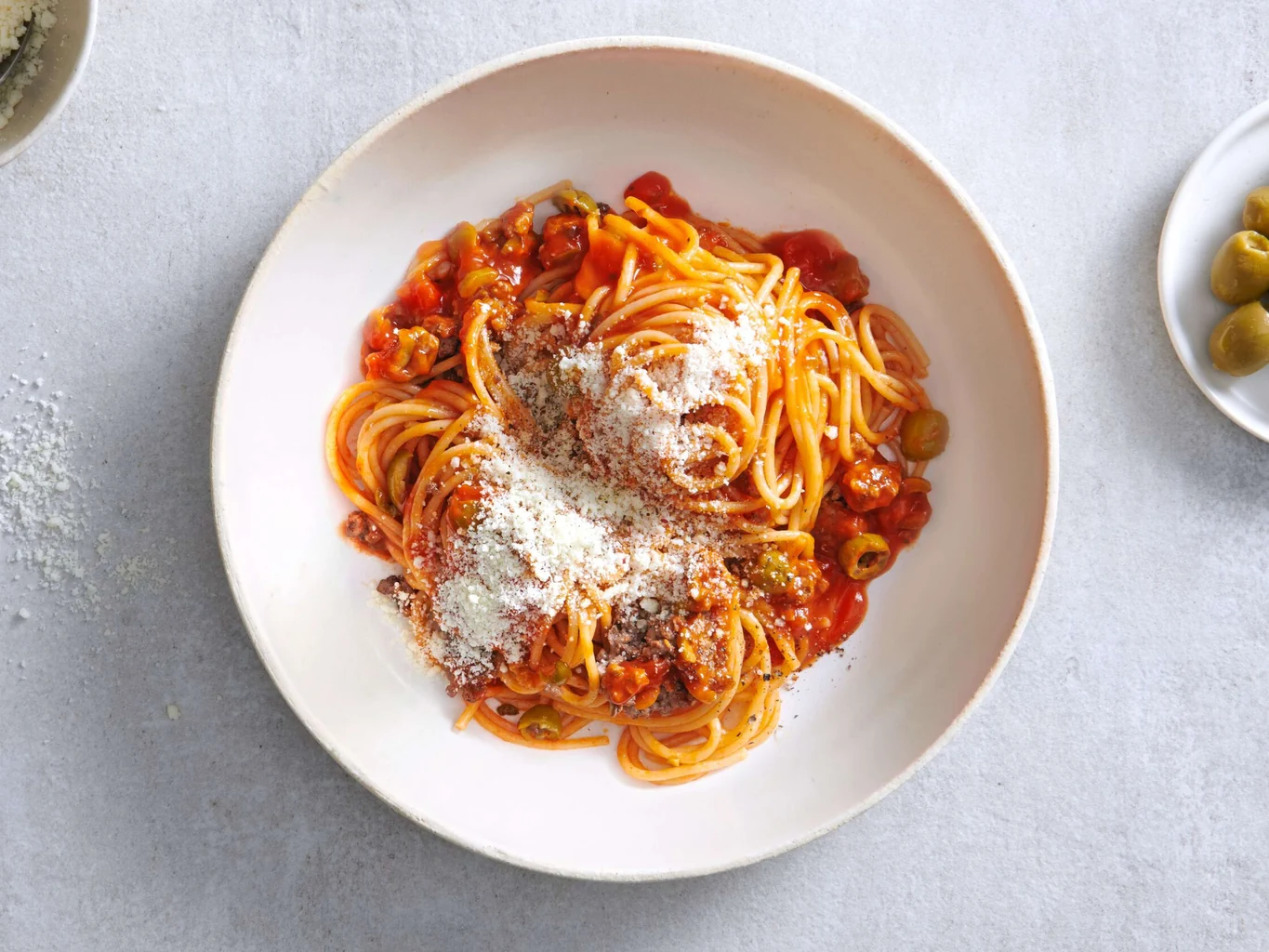 Spaghetti con ragù e olive