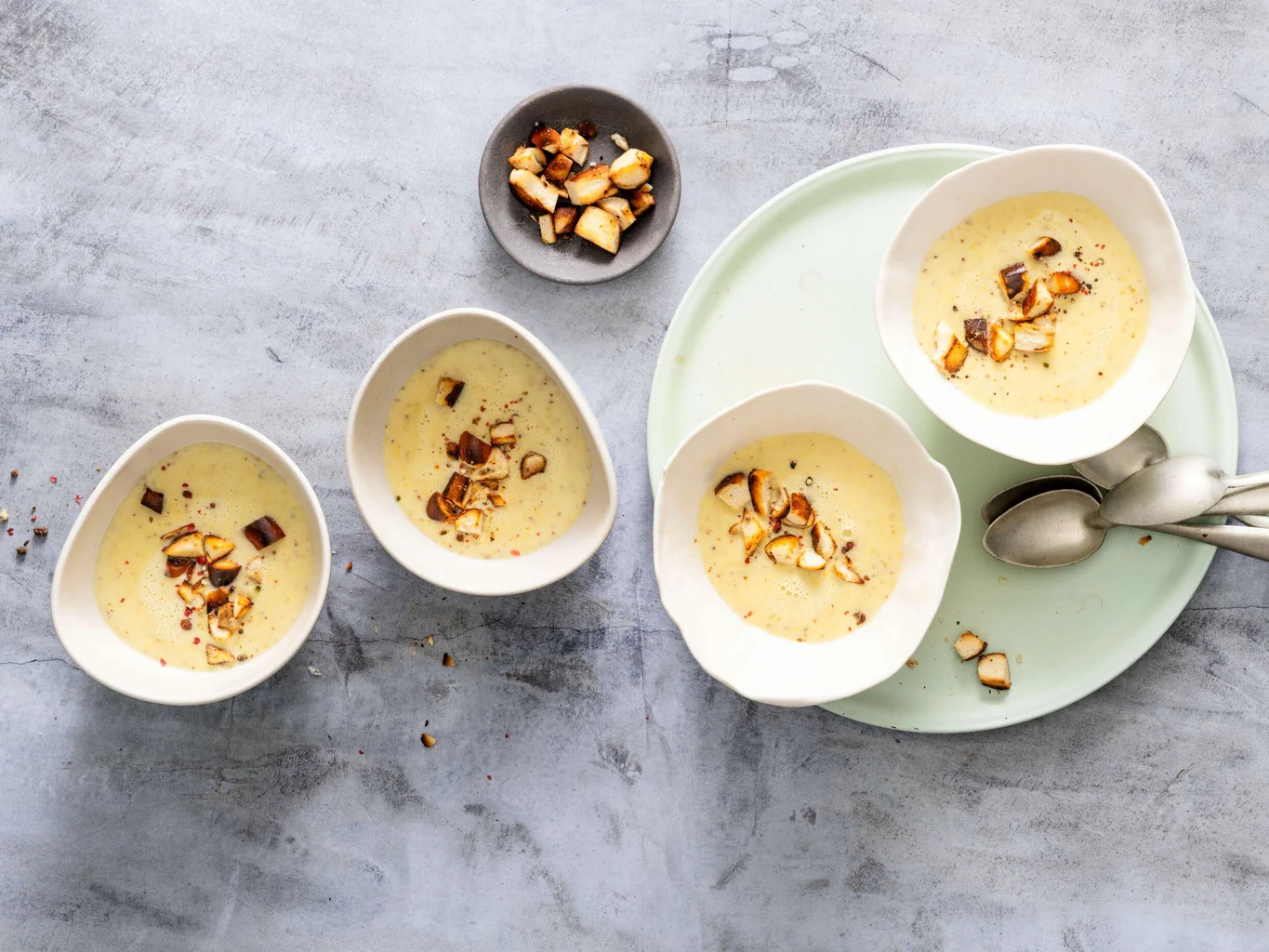 Senfcremesuppe mit Bretzelcroûtons