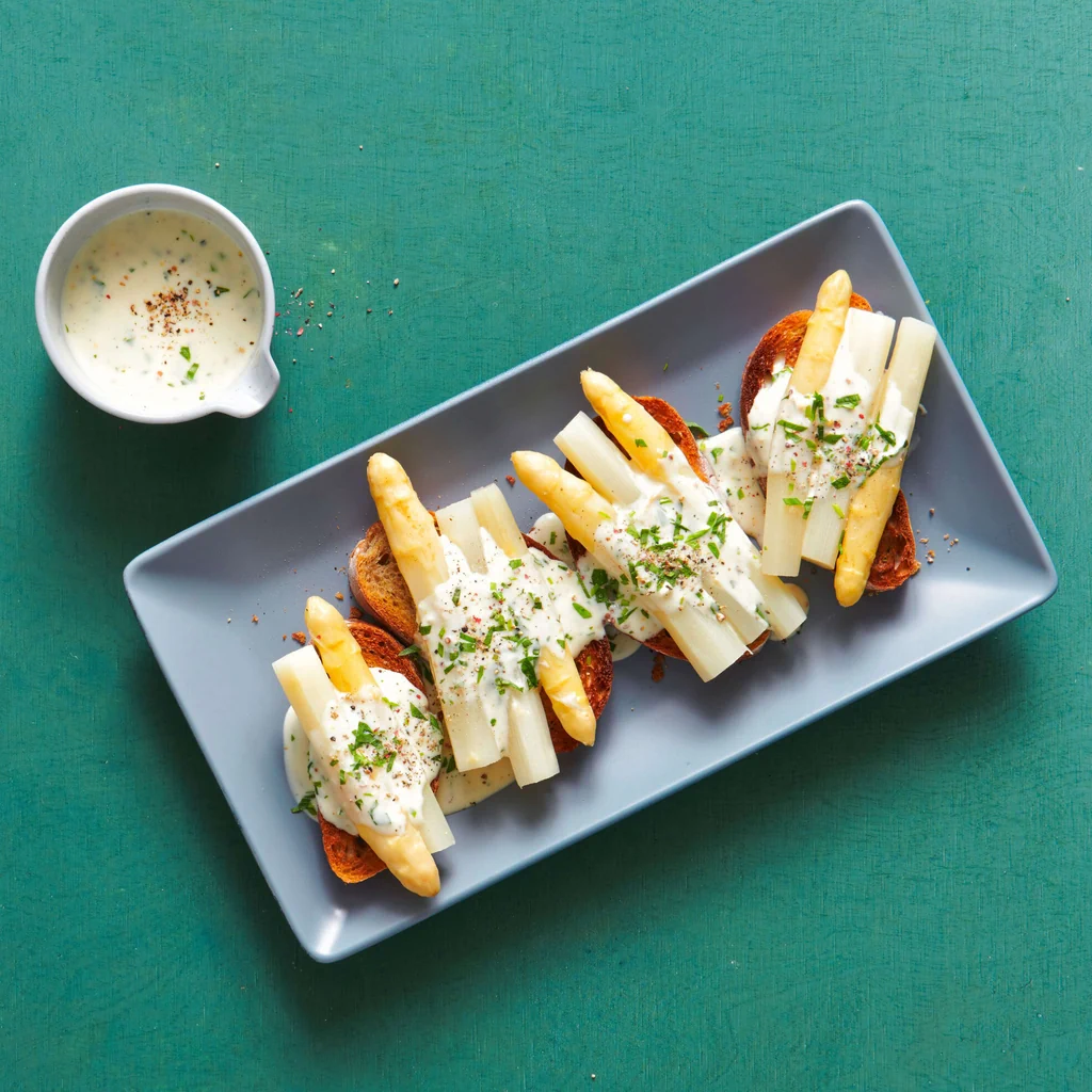 Toast aux asperges avec sauce moutarde à l’estragon