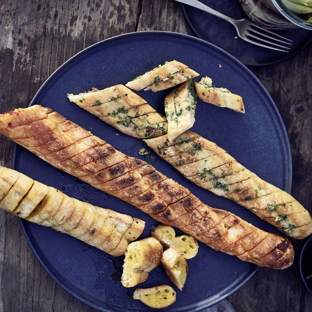 Farbige Knoblauchbrote vom Grill