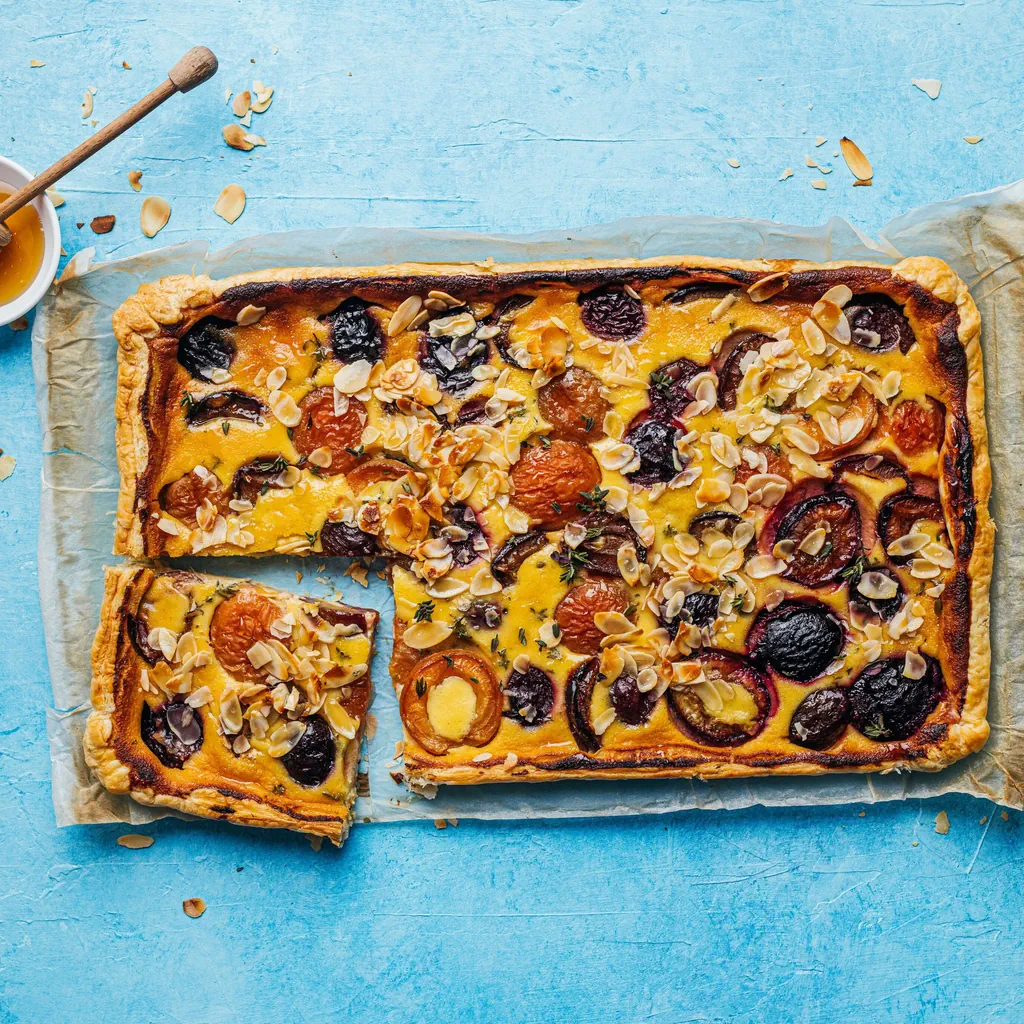 Steinfrucht-Thymian-Tarte mit Honig