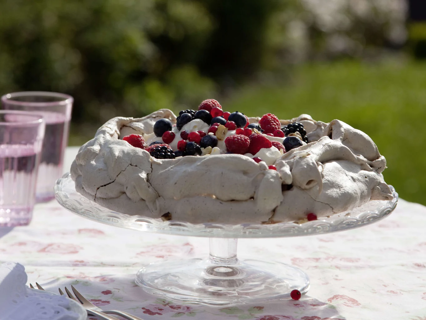 Kaffee-Haselnuss-Pavlova mit Beeren
