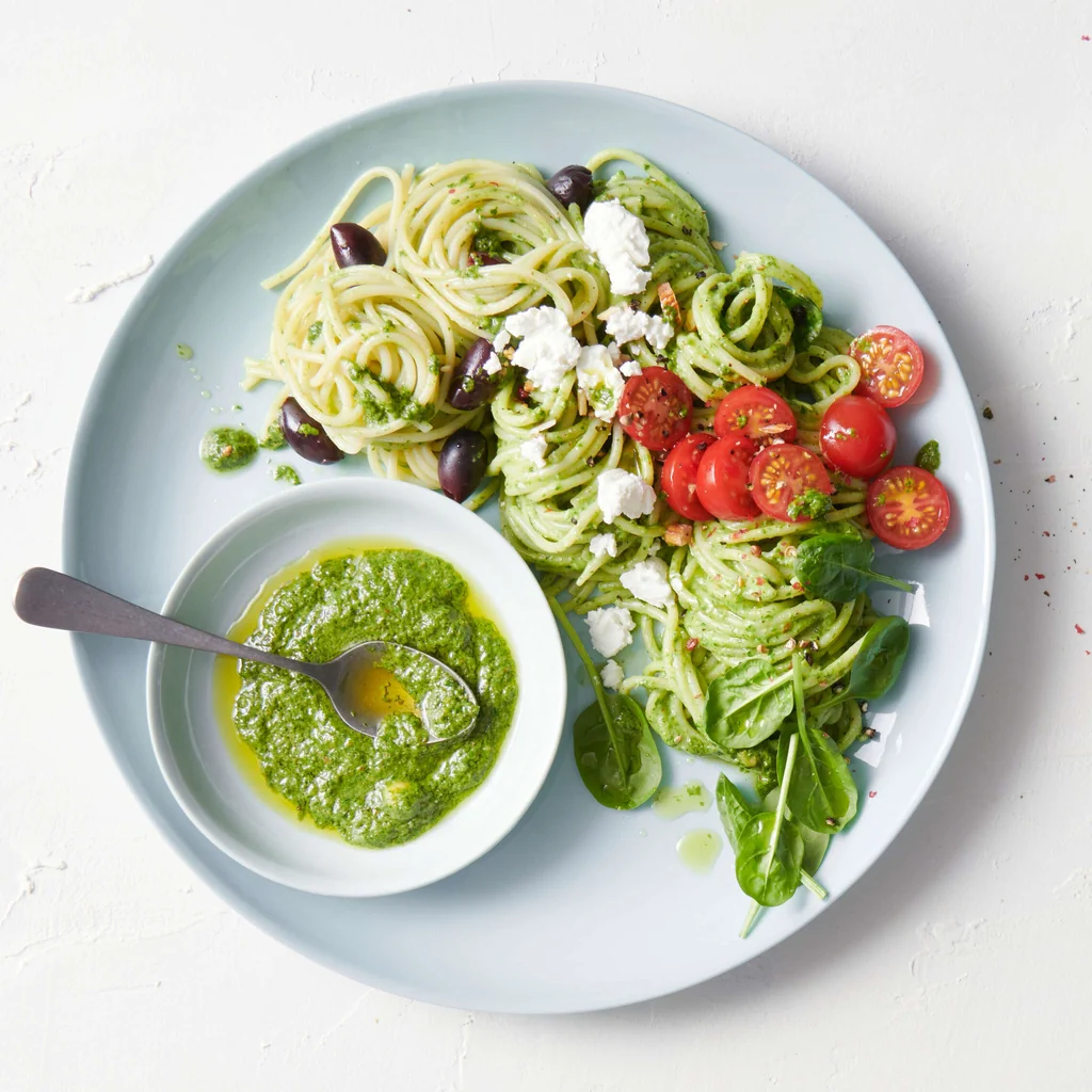 Pasta mit Spinat-Pesto und Ziegenkäse