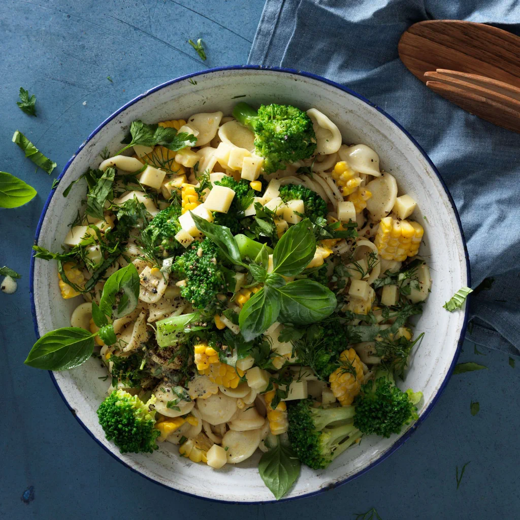Insalata di pasta fredda all'emmentaler