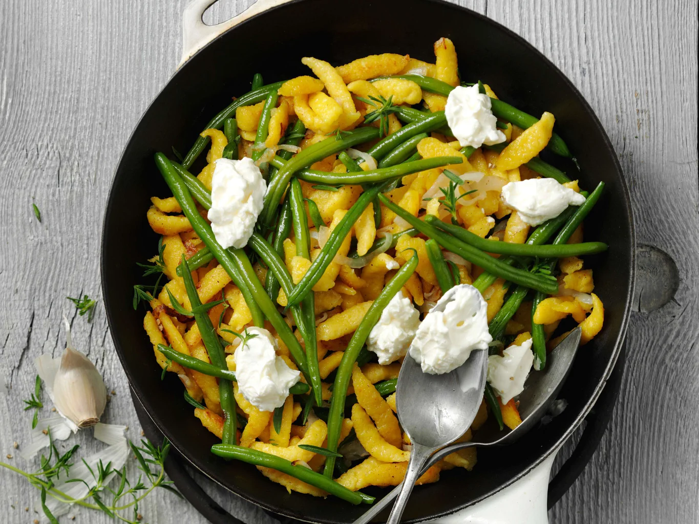Spätzli-Bohnen-Pfanne mit Frischkäse