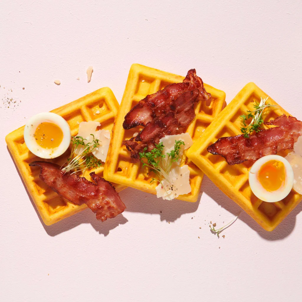 Waffle allo zafferano con uova e pancetta