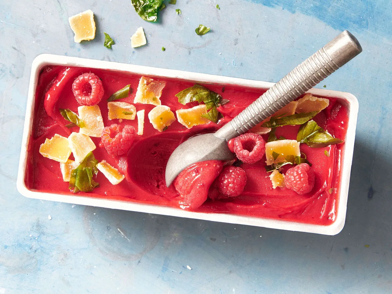 Sorbetto al lampone con basilico e zenzero