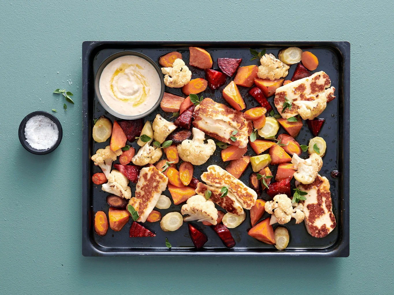Verdure al forno con halloumi e yogurt all'hummus