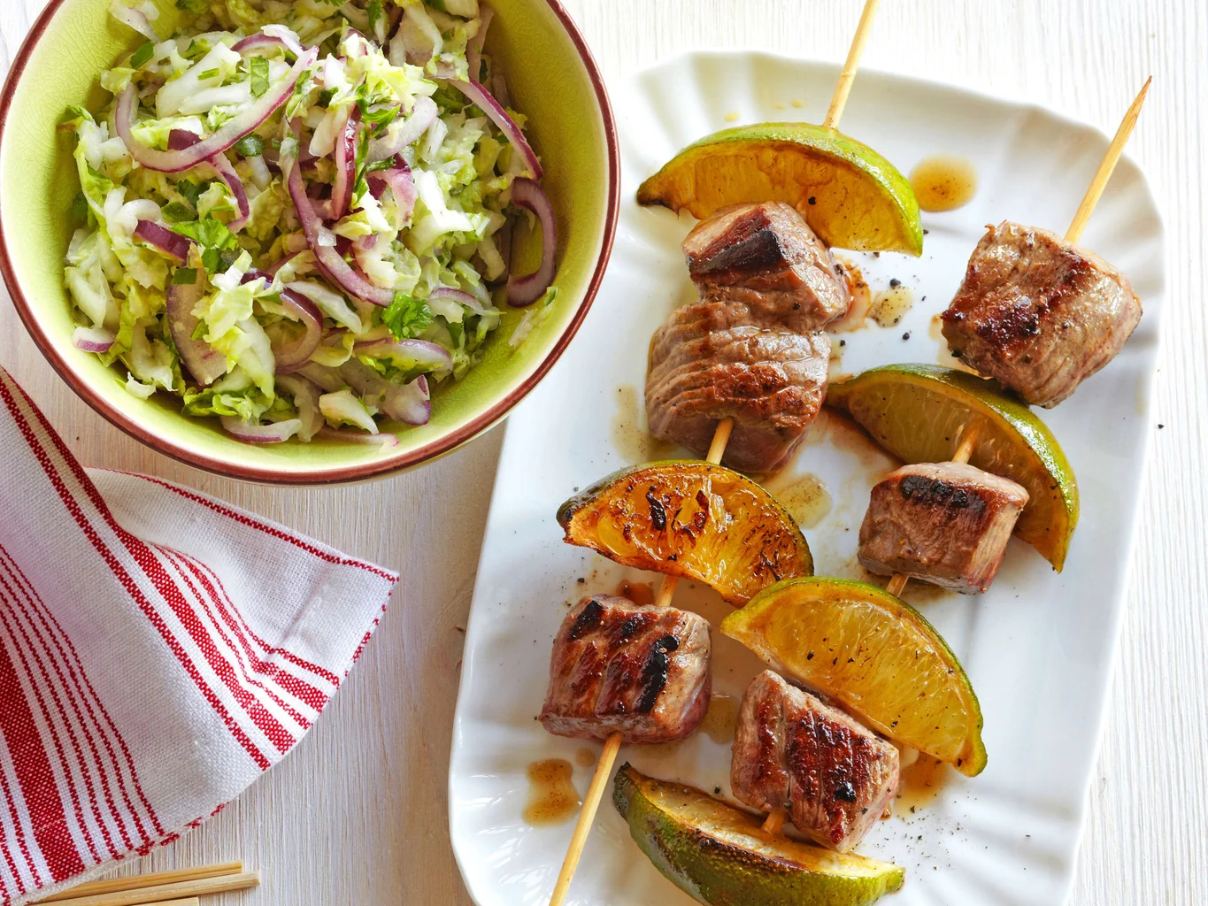 Brochette de bœuf et salade de chou chinois