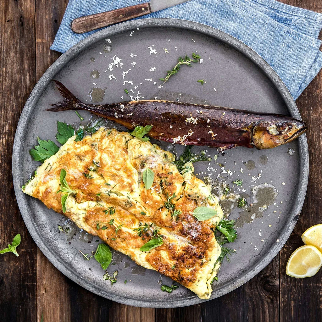 Maquereau fumé avec omelette aux fines herbes
