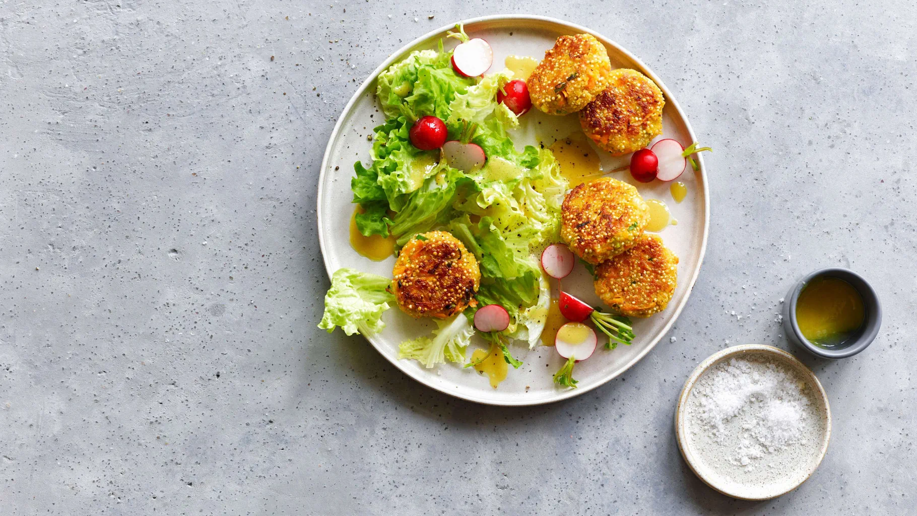 Quinoa-Tätschli mit Salat