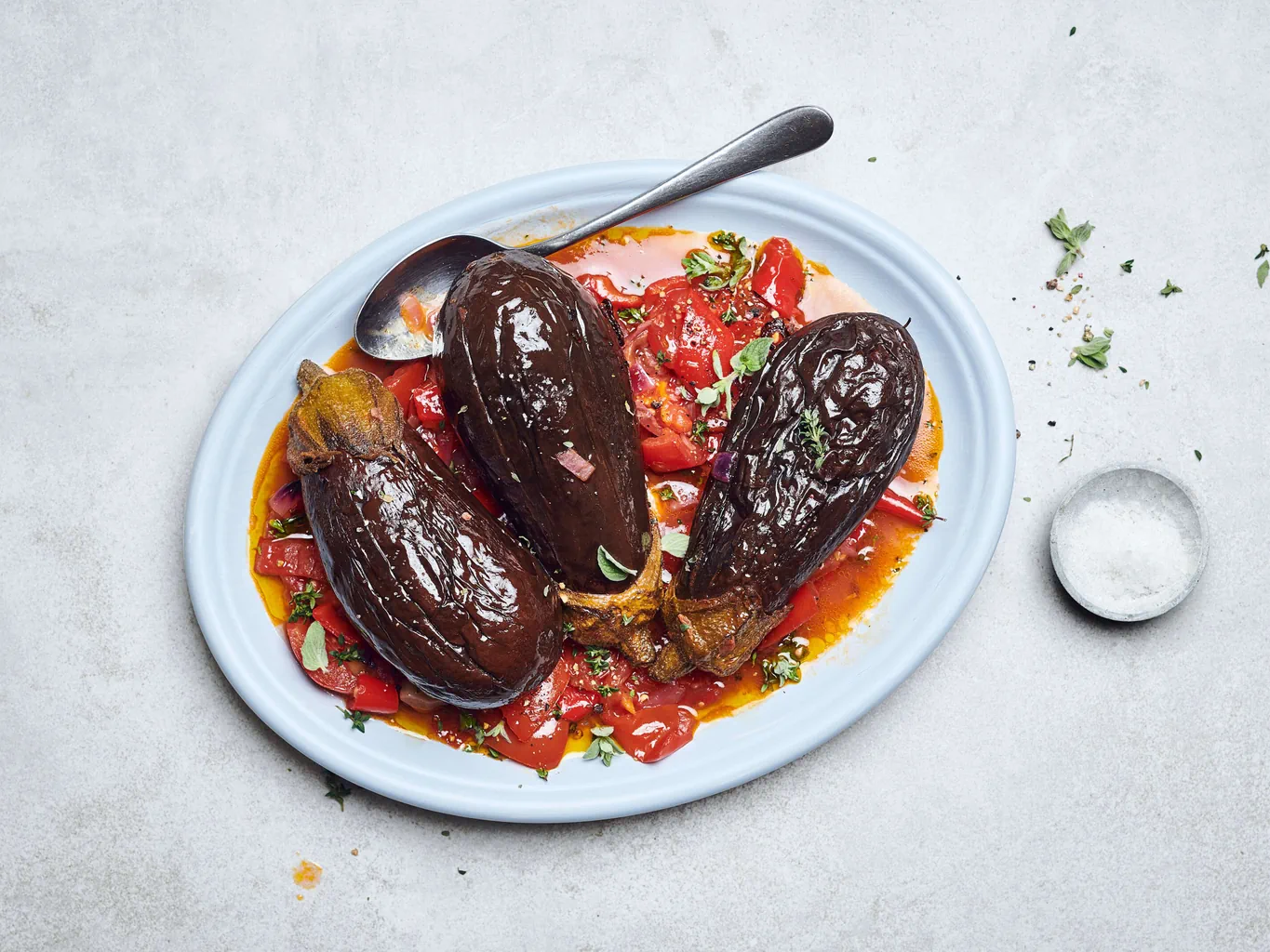 Auberginen mit Tomaten-Peperoni-Sauce