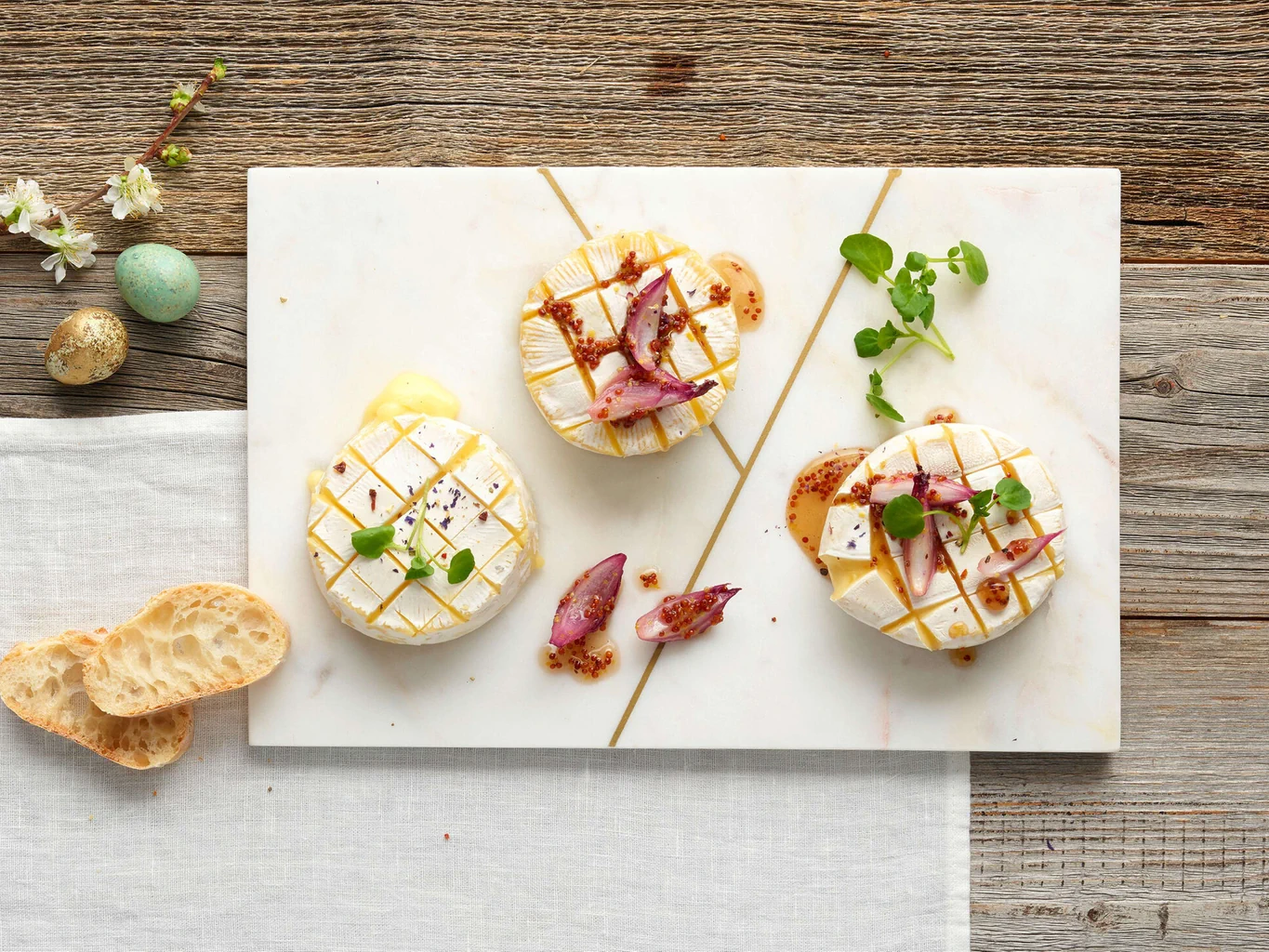 Weichkäse mit Pinienhonig