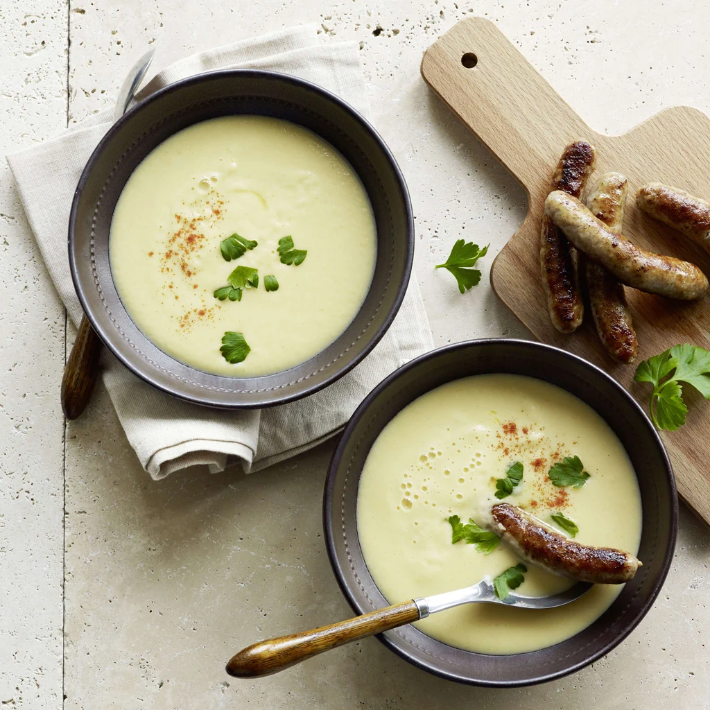 Petersilienwurzelsuppe mit Würstchen