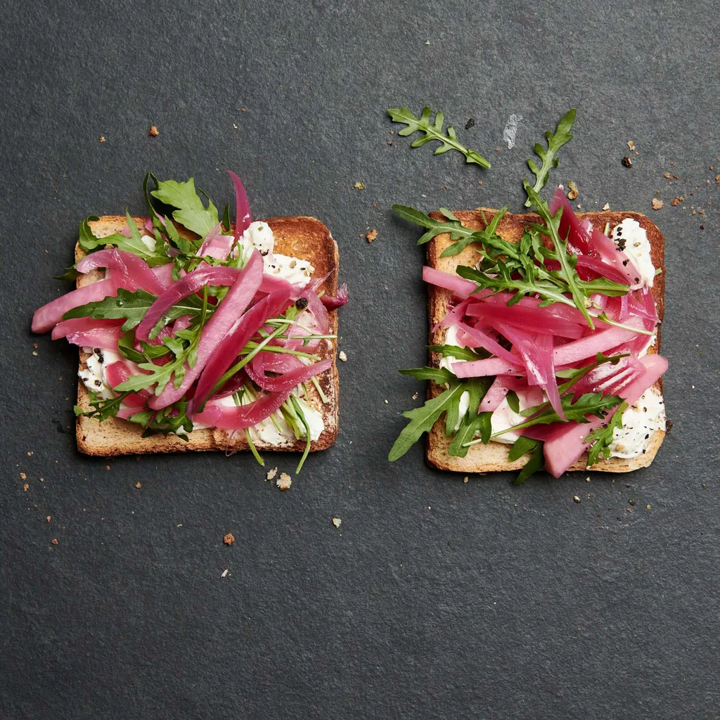 Toast mit Kohlrabi-Pickles