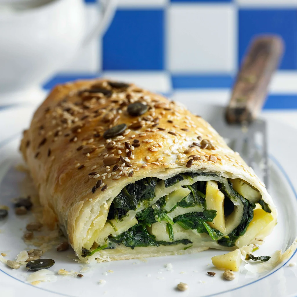 Spinat-Kartoffel-Strudel mit Kräutersauce