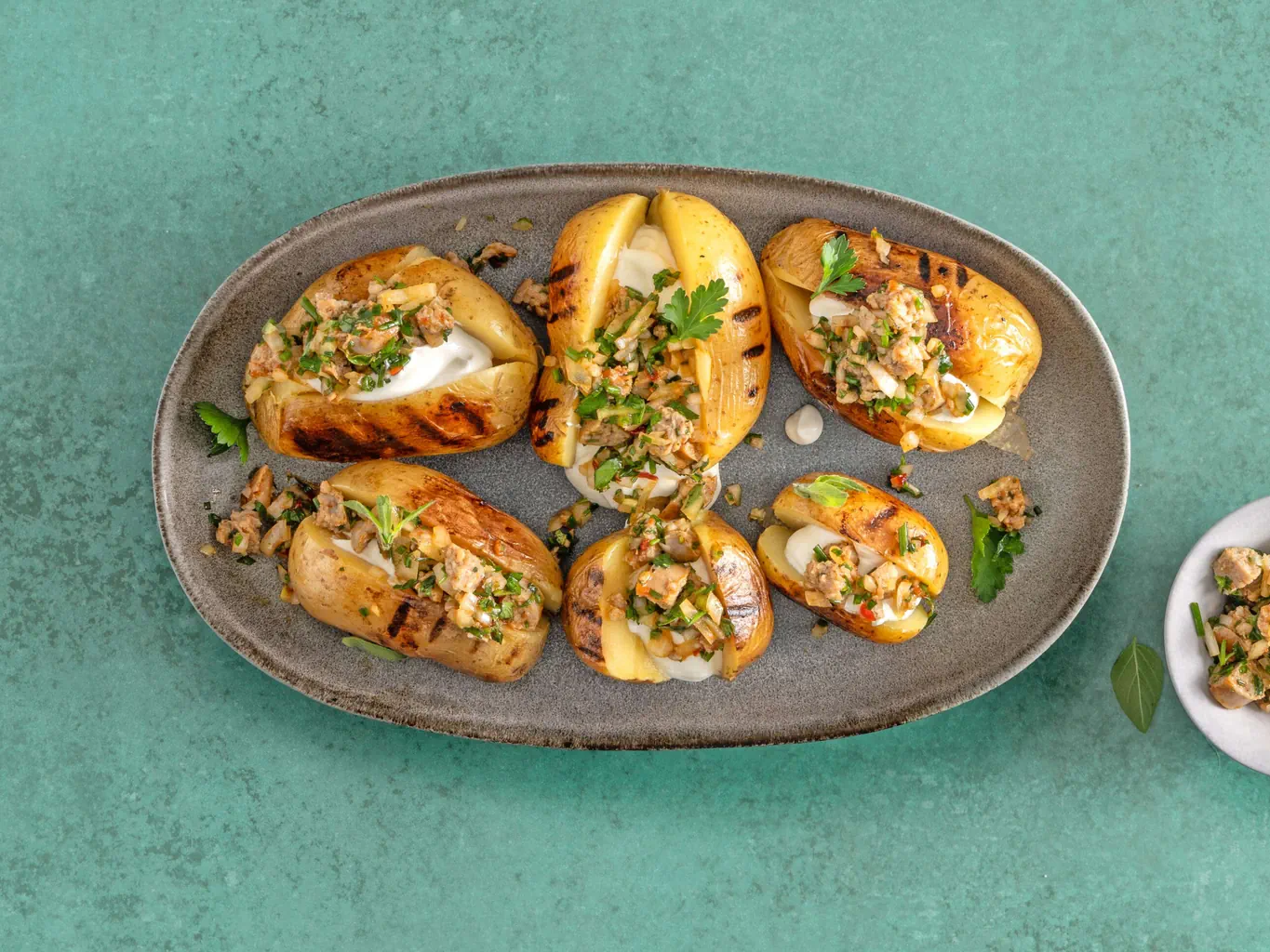 Patate ripiene di salsiccia ed erbe