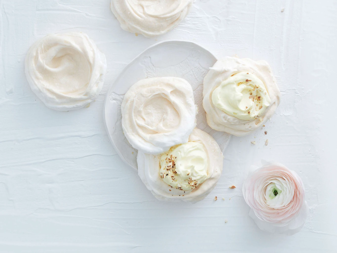 Meringues-Nestli mit Eierlikör-Rahm